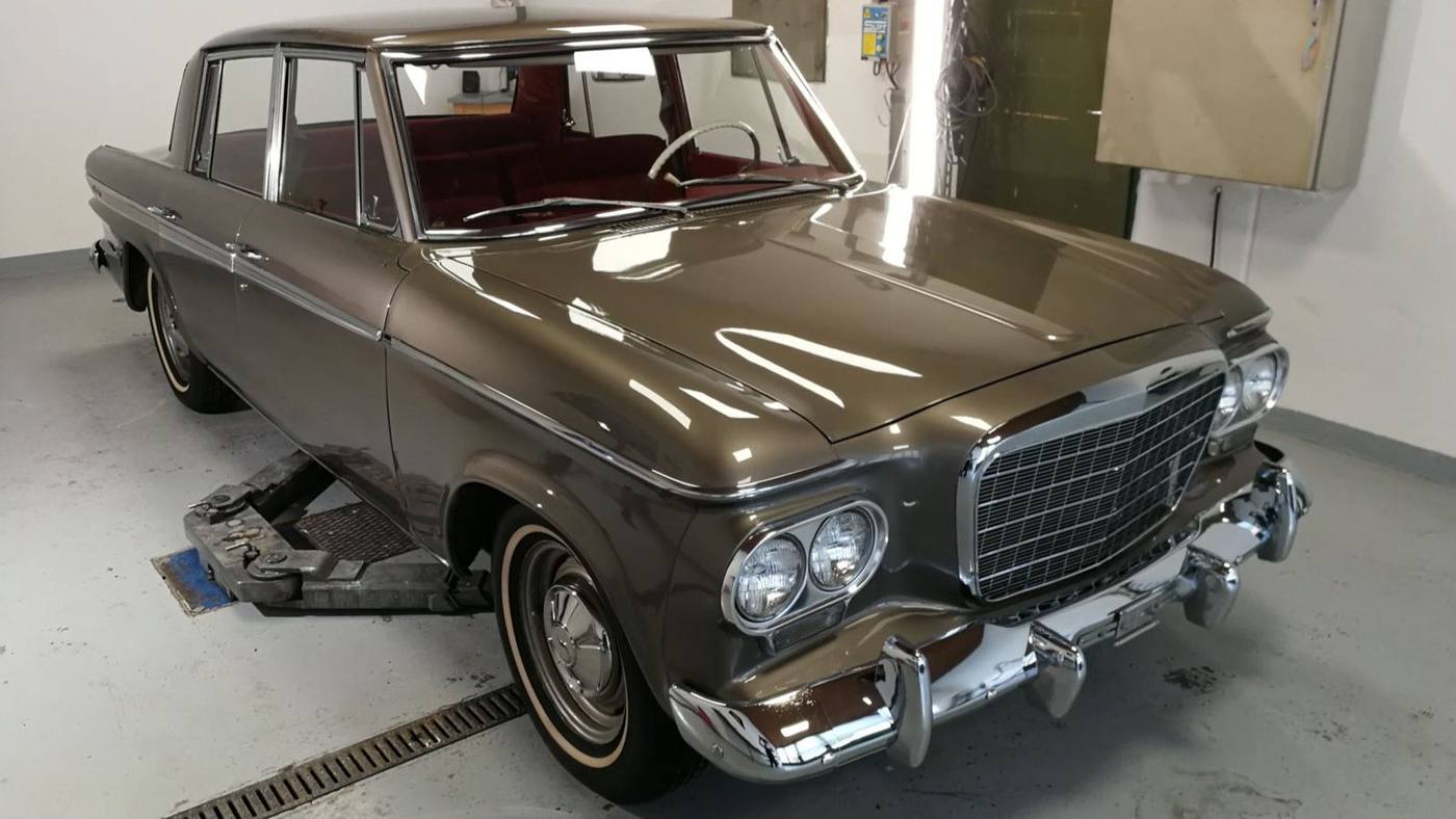 Brauner Oldtimer in der Werkstatt