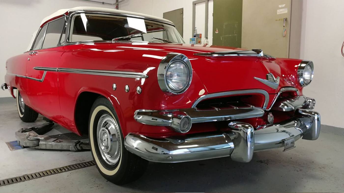 Rotes Cabriolet aus den Fünfzigerjahren