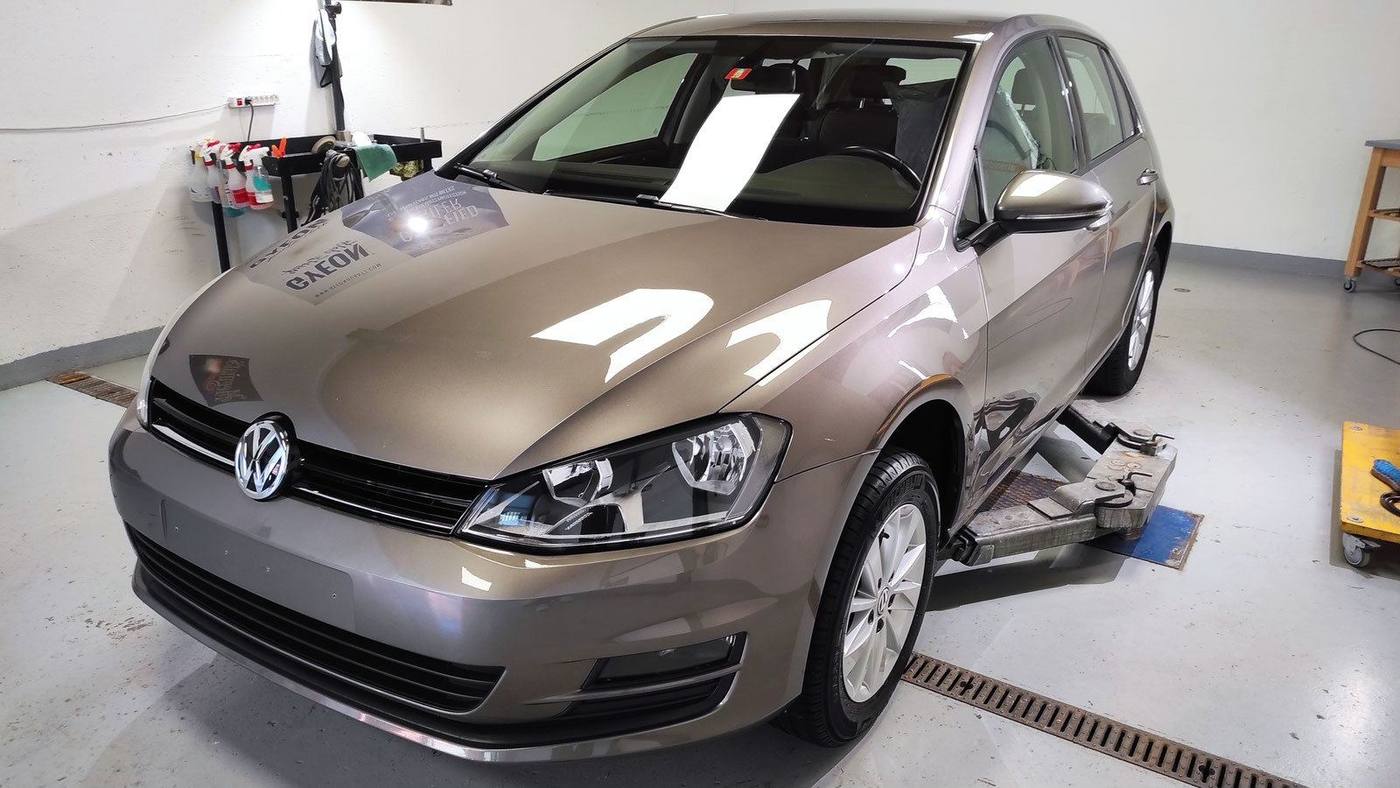Silberner VW Golf, frisch poliert