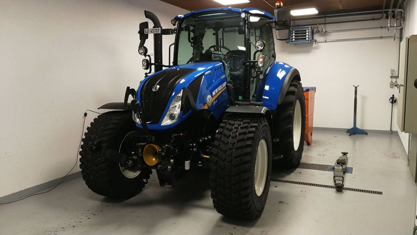 Blauer New-Holland-Traktor nach der Reinigung