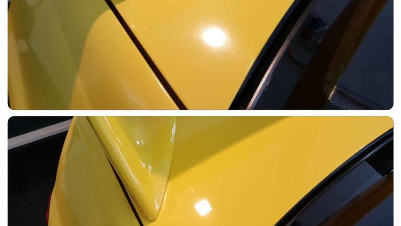 Spiegelnde gelbe Motorhaube