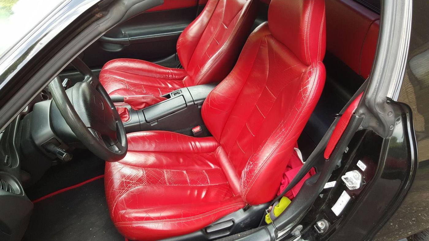 Rotes Lederinterieur nach der Pflege